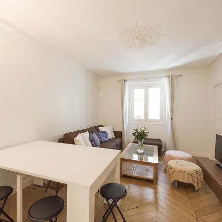Veeve - Relaxing In The 5th Arrondissement